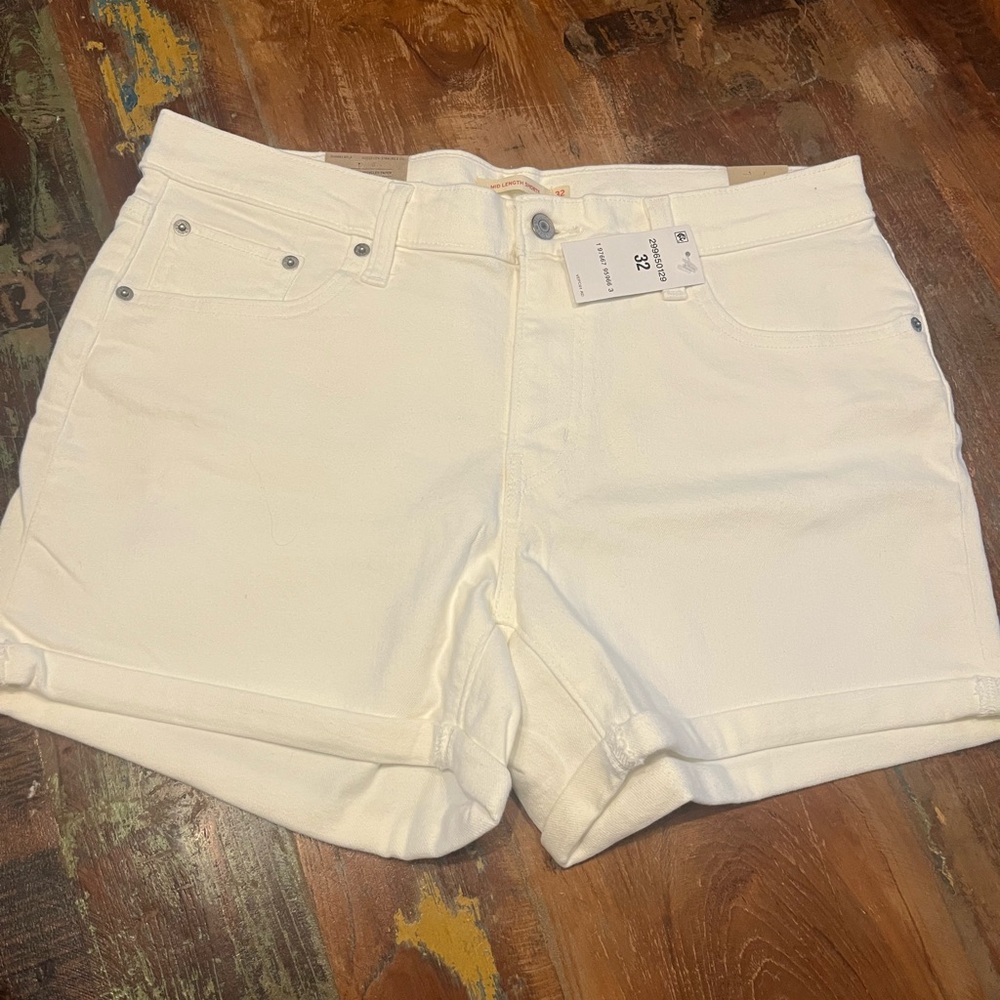 NWT Levi’s White Denim Shorts